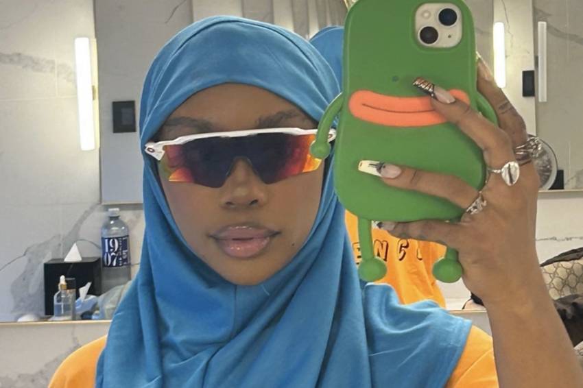 3 Potret Rapper SZA Rayakan Lebaran, Pakai Hijab dan Busana Tabrak Warna