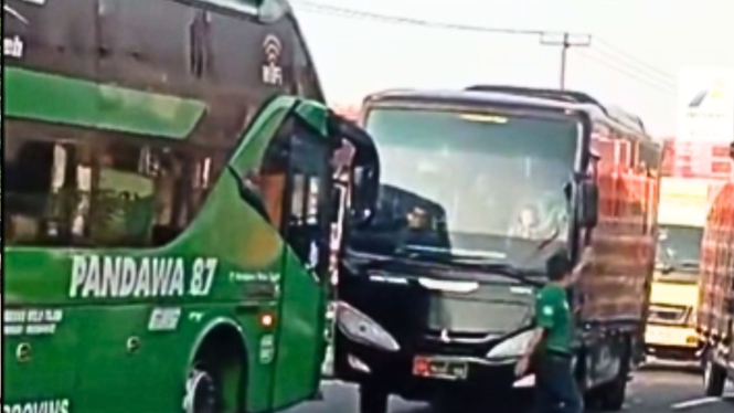 Asyik Lawan Arah, Bus Pandawa 87 Diadang Kopassus