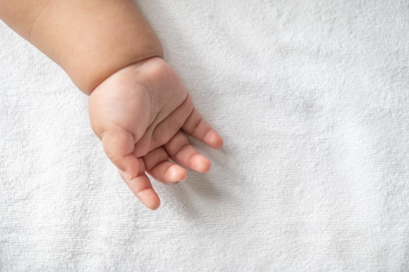 Bayi Baru Lahir Jangan Dipakaikan Sarung Tangan, Ini Alasannya