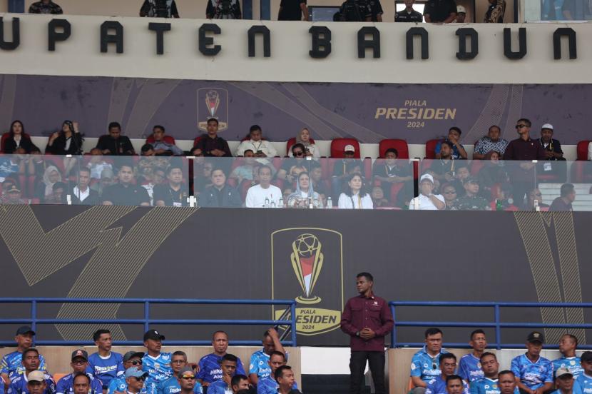 Jokowi dan Iriana Nonton Langsung Laga Pembuka Piala Presiden Persib Vs PSM