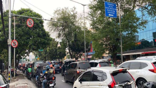 Mobil LCGC Nekat Nerobos Bahu Jalan Berakhir Terperosok