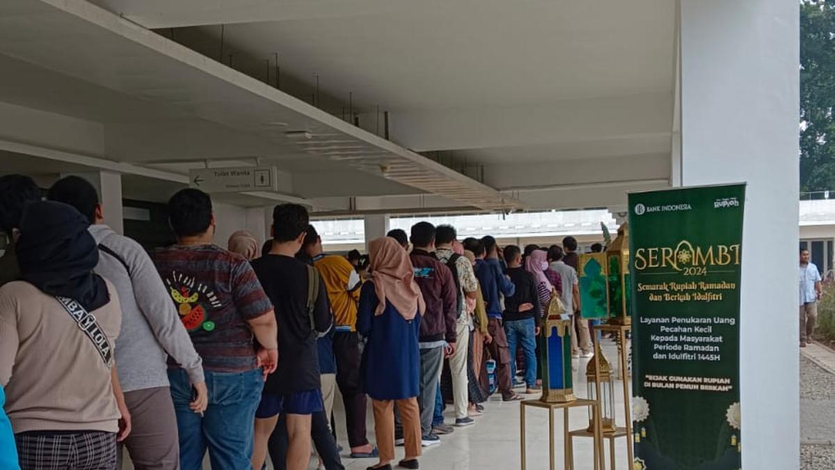 Potret Penukaran Uang Bank Indonesia di Istora Senayan Jakarta, Antre Panjang