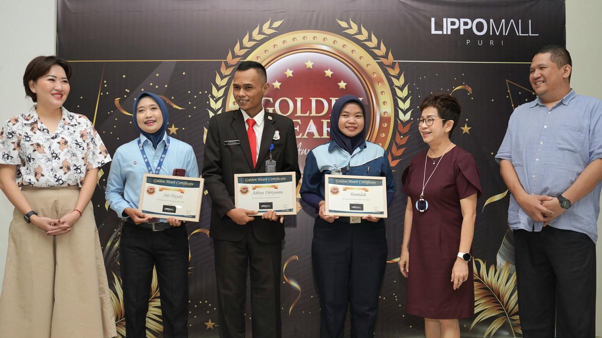 Jujur Dalam Bekerja, 3 Karyawan Pusat Perbelanjaan Ini Dapat Award dan Uang Tunai