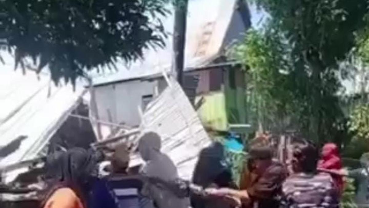 Viral Video Emak-Emak Robohkan Rumah Pelaku Pemerkosaan Siswi SMP di Jeneponto, Ini Kronologinya